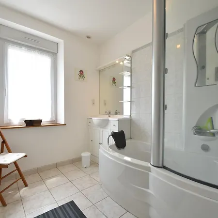 Holiday home Tasteful In With Garden, Cleaning Included Plouvara